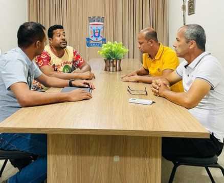 Camacã: Prefeito recebe Engenheiro responsável pela obra do asfalto no Bairro do Brogodó